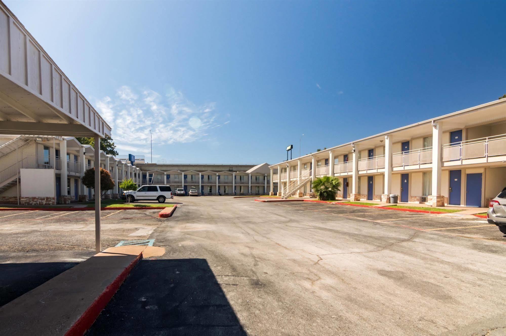 Delux Inn Wichita Falls Exterior photo